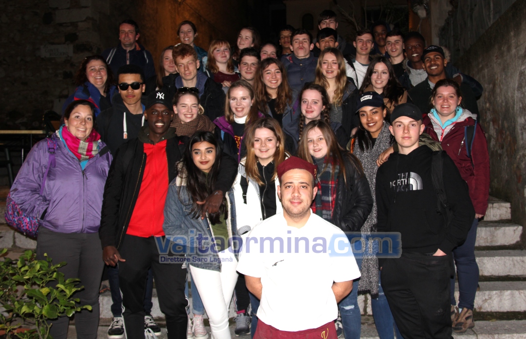 Marco Scimone con gli studenti dopo la lezione di cucina